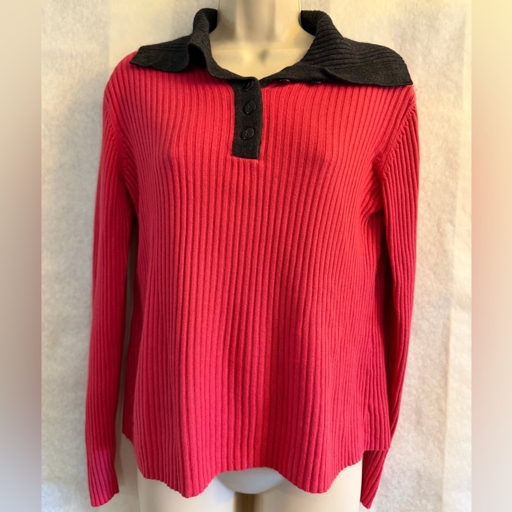 Liz Claiborne Ribbed Bright CorralTop with Gray button up collar.‎ EE10